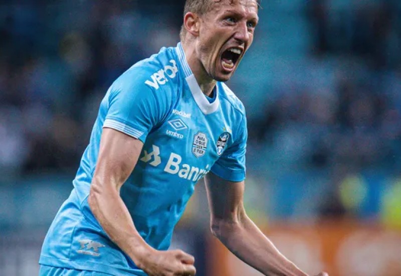 Lucas Leiva marcou seu primeiro gol com a camisa tricolor (Foto: Maxi Franzoi/AGIF)