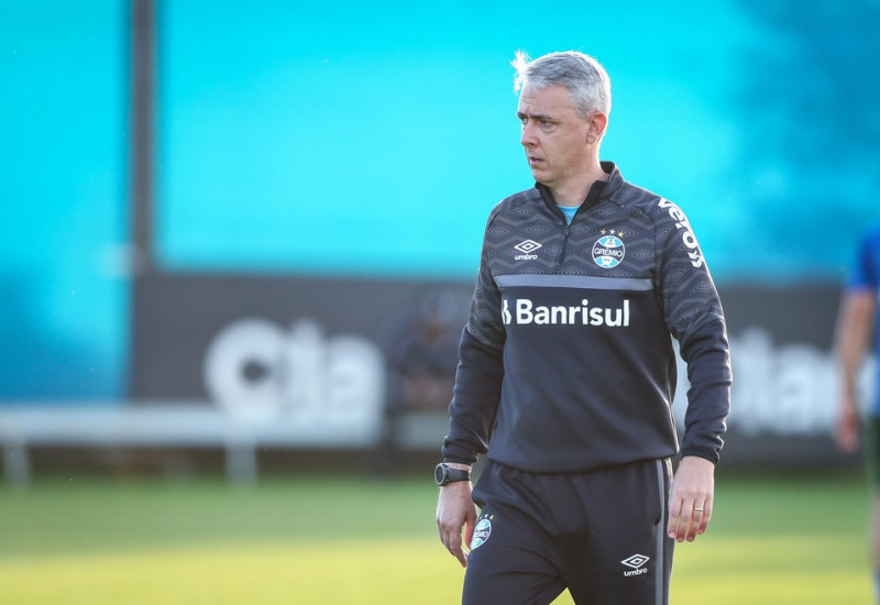 Tiago Nunes ajusta o time antes do Gre-Nal decisivo — Foto: Lucas Uebel/DVG/Grêmio