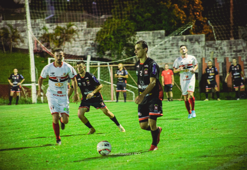 Após cumprir suspensão, Tirlone reassume a lateral direita do Bugre (Foto: Guarani/Divulgação)