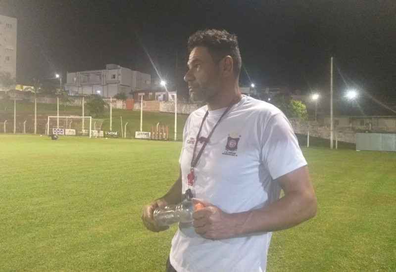 No coletivo desta quinta, Rudi define o esquema que vai utilizar no jogo contra o Grêmio Ipanema (Foto: JRTV)