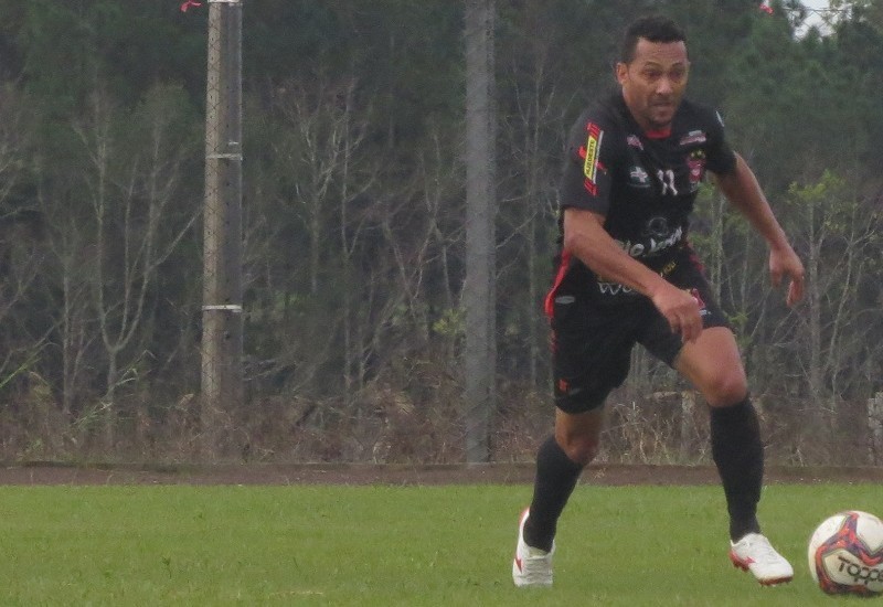 Tiago Maringá é dúvida para jogo contra o Cometa (Foto: Luiz Bataglin)