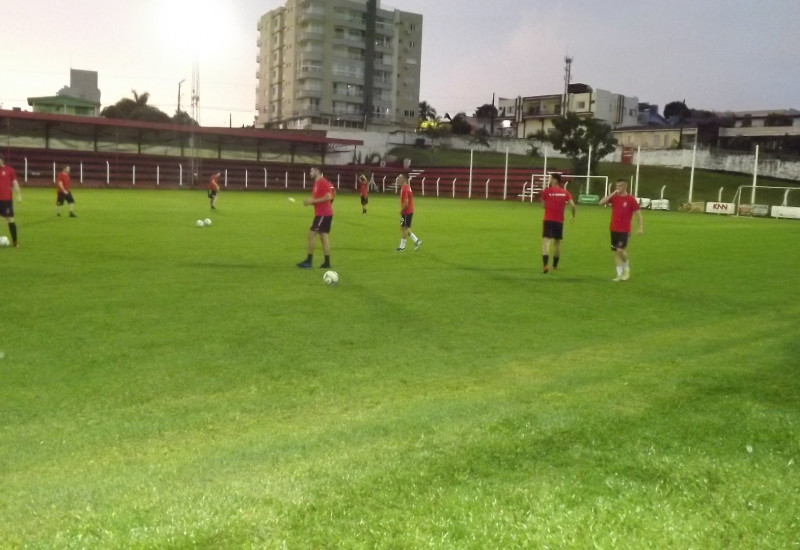 Na primeira atividade da semana, o técnico Aty deu prioridade à troca de passes