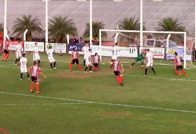 Com um a mais no 2º tempo, Cometa aproveitou e virou o placar no Padre Aurélio Canzi. Imagem: Reprodução/JRTV