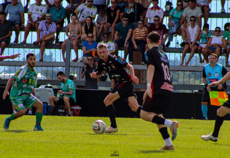 Rafa Mallmann destaque da vitória do Bugre (Foto: Luis Bataglin/Bt Fotografia Esportiva)