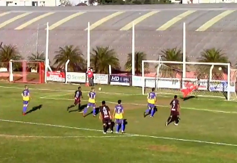 Falta cobrada por Dhonatan no ângulo abriu o placar no Padre Aurélio Canzi. Reprodução/JRTV