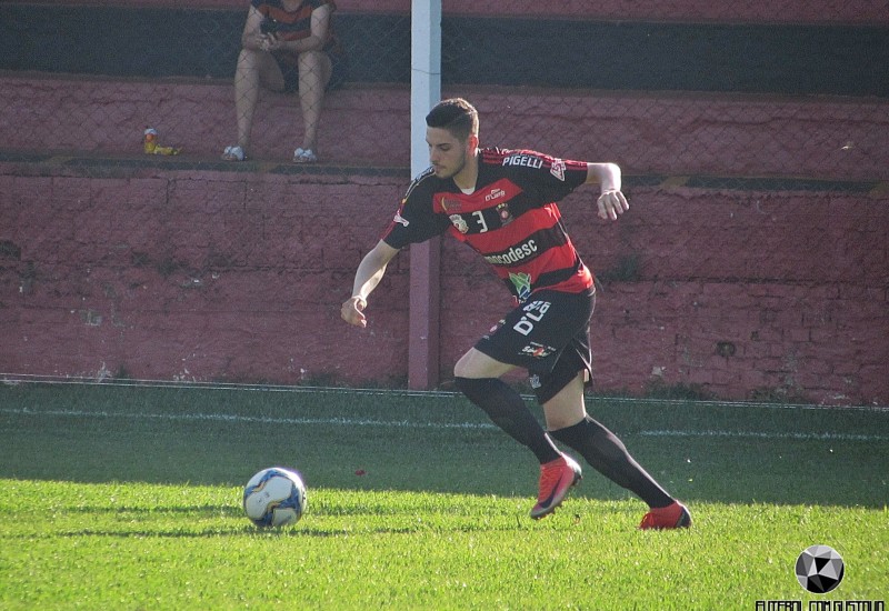 Alex deve formar a zaga titular doBugre (Foto: Gustavo Probst)