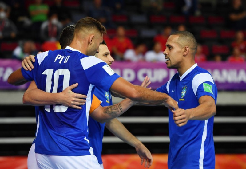 Ferrão (à direita) comemora um dos gols da goleada sobre o Vietnã — Foto: Getty Images/FIFA