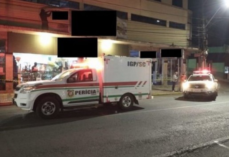 Antes de ser atingido mortalmente, invasor feriu um policial com um golpe de foice