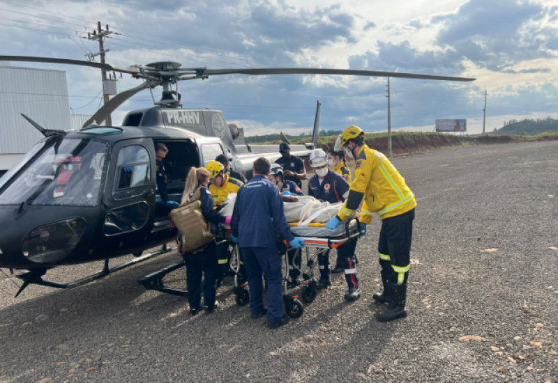 Vítima foi socorrida pelo helicóptero da Polícia Civil. (Foto: Tamara Finardi/ Rádio Líder Jornal O Líder)