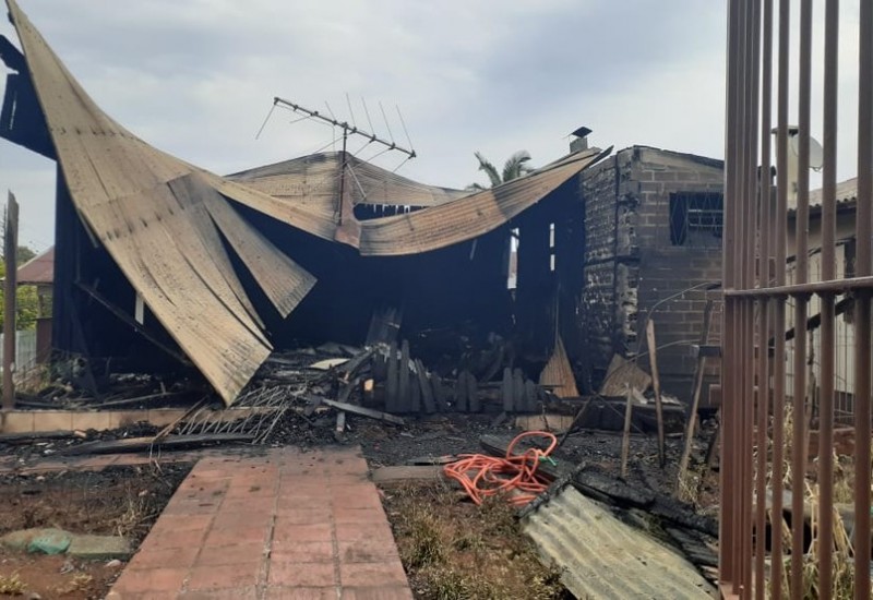 Os escombros do que sobrou da residência da vítima