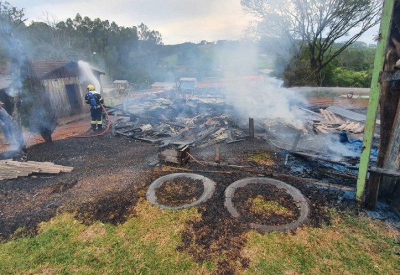 A ação dos bombeiros impediu que o fogo atingisse outra residência  (foto: Corpo de Bombeiros)