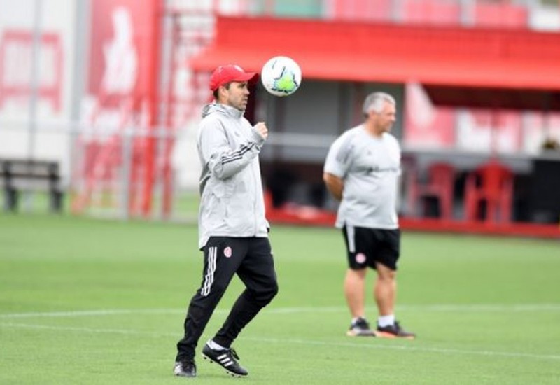 Coudet vai precisar mexer na zaga, com a ausêcia de Cuesta