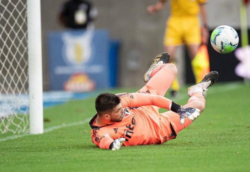 Volpi, goleiro do São Paulo, foi o herói da vitória paulista defendendo dois pênaltis