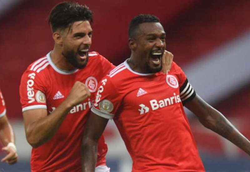 Cobrando pênalti, Edenilson mais uma vez foi decisivo na vitória colorada