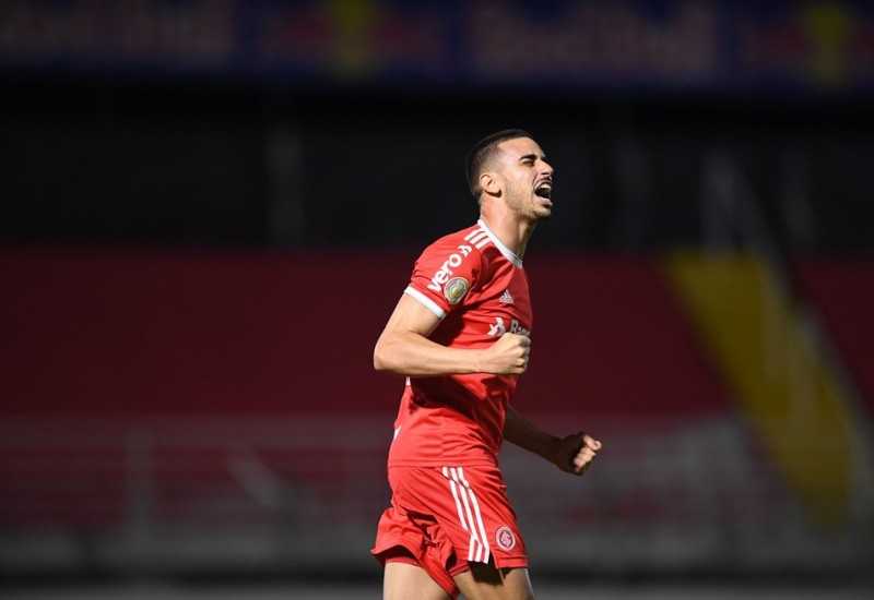 Thiago Galhardo marcou os dois gols da vitória colorada