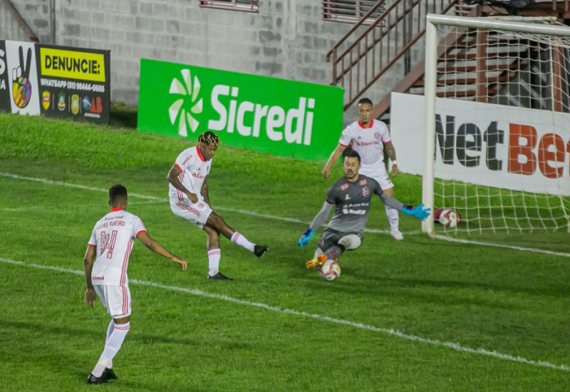 Abel Hernández abriu o caminho da vitória colorada em Pelotas