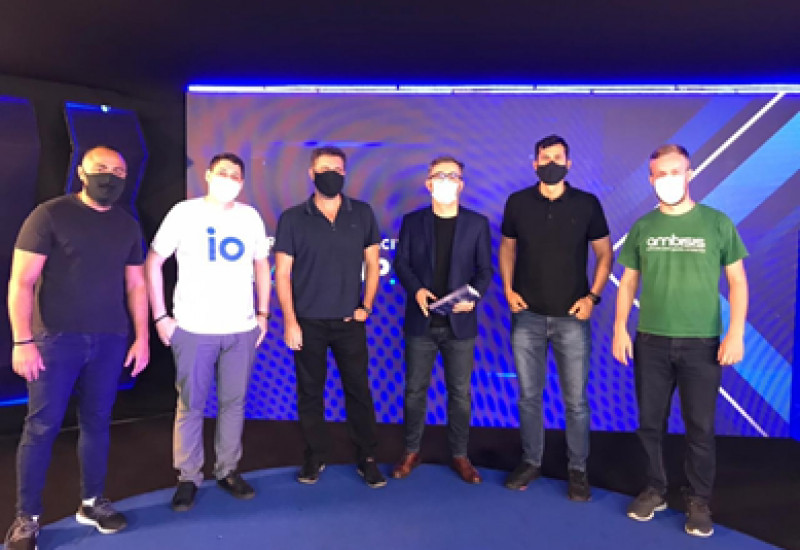 Mentor Rafael Assunção (ao centro) com empresários do programa Startup SC