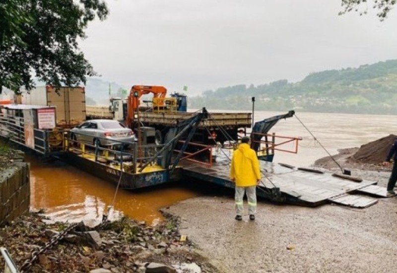 Serviço de travessia da barca foi retomado na manhã desta quinta (23) (Foto: Diana Isabel/Rede Peperi)
