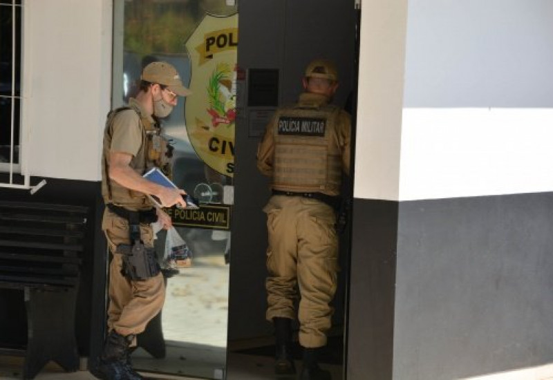 PM prende suspeito. Integrante da quadrilha teria sido identificado pelas vítimas pelas roupas e voz