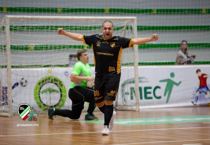 Com gols importantes, futsal de Maicon cresceu no Regional dos JASC (Foto: fernandodra.fotos)