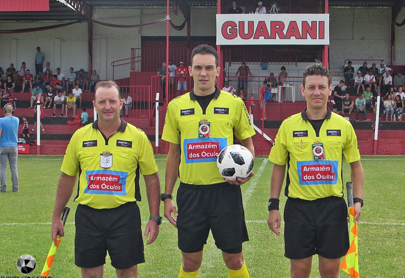 Jocemar Klein (ao centro) apitará o clássico entre Aliança e Cometa, em São João do Oeste