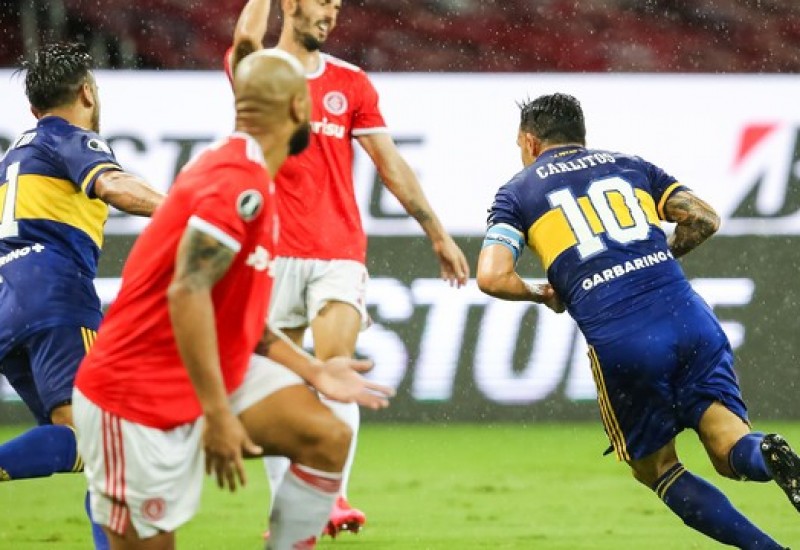 Tevez (10) precisou de uma chance para garantir a vitória do time argentino