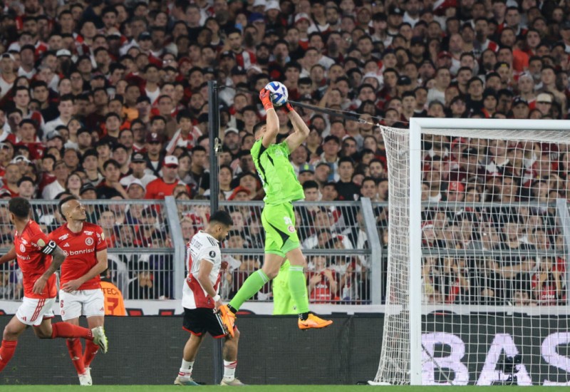 Paredão: Rochet vira herói na classificação colorada (Foto: Ricardo Duarte/Internacional)