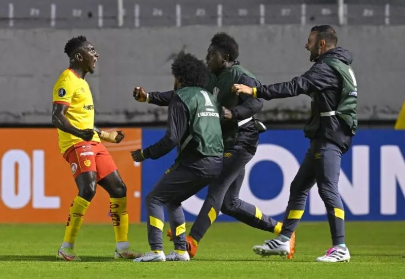 Jogadores do Aucas comemoram a vitória sobre o Flamengo – Foto: Conmebol/Divulgação/ND