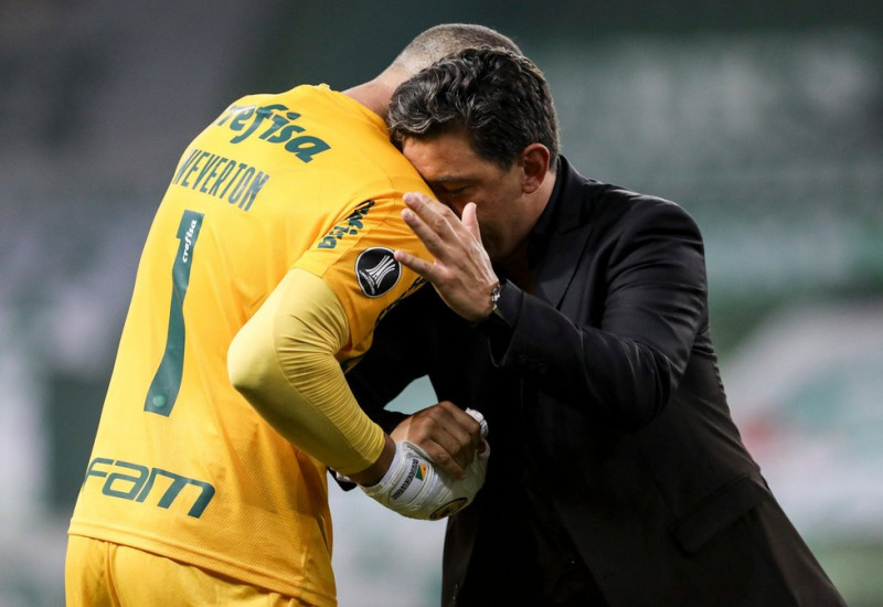 Ótimo desempenho de Weverton rendeu cumprimento de Galhardo após o confronto — Foto: Divulgação/Conmebol
