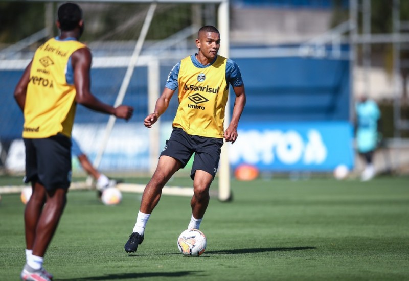 David Braz em treino do Grêmio — Foto: Lucas Uebel/Grêmio