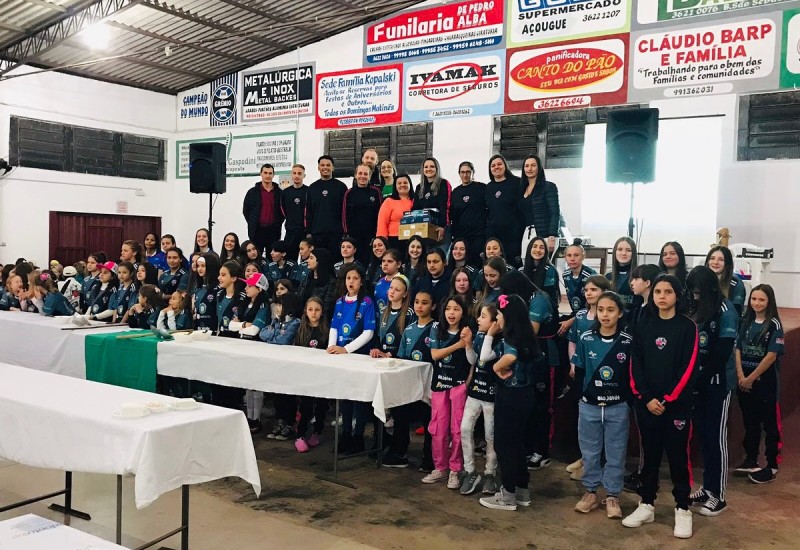 Dirigentes e atletas durante jantar realizado com sucesso pelo Gol de Bico (Foto: Gol de Bico/Divulgação)