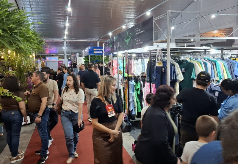 Logo após a abertura, corredores ficaram lotados por cosumidores (Foto: Stenio Wathier)