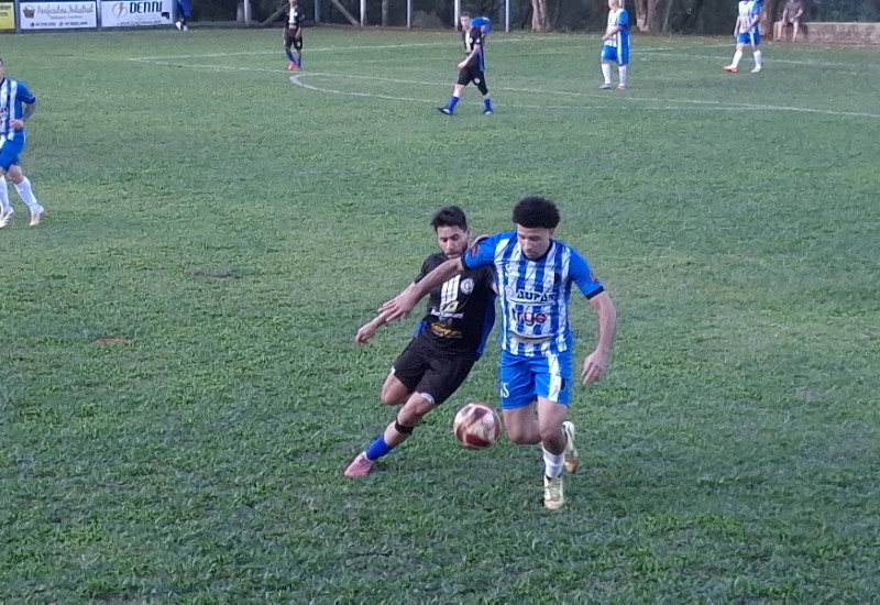 Jogos no estádio Vicente Segundo De Bona, no bairro Andreatta, teve grande público (Foto: JRTV)