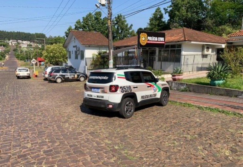 Autor do homicídio foi preso e encaminhado à São Miguel do Oeste - Foto: Marcos de Lima / Portal Peperi