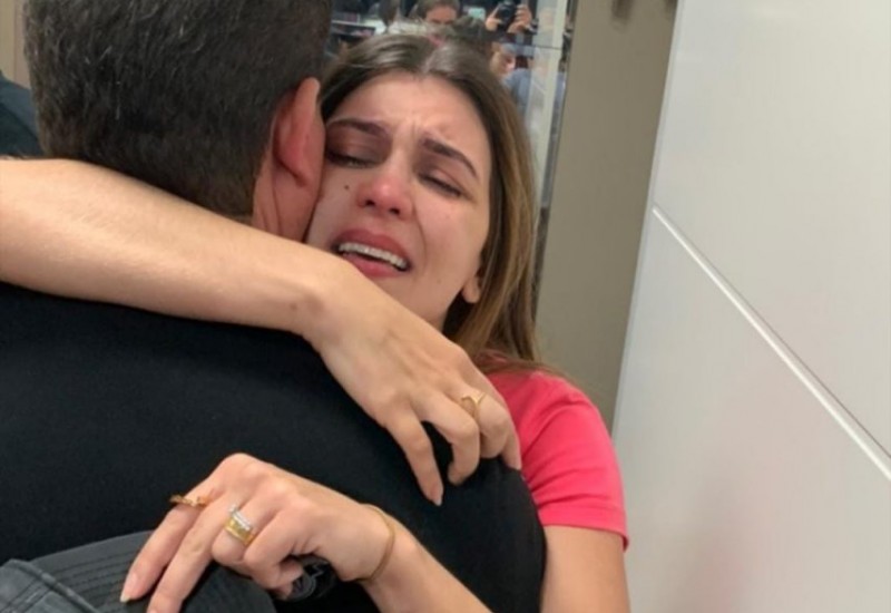 O braço emocionado entre pai e filha