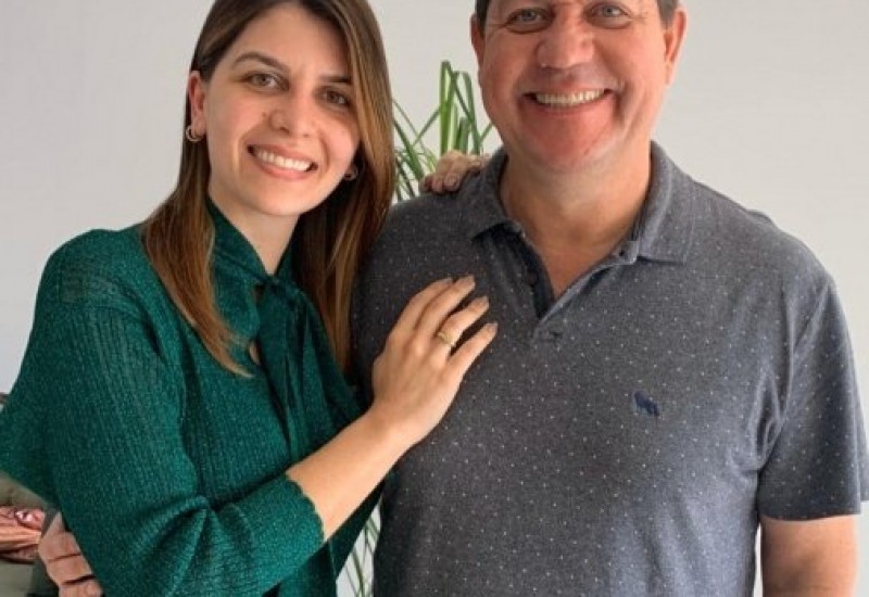 A médica Tamires com o pai, radialista e prefeito de Laranjeiras do Sul, no Paraná (imagem ilustrtiva)