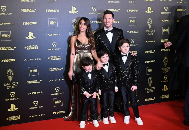 Lionel Messi com a família na cerimônia do Ballon D'Or da France Football — Foto: AFP