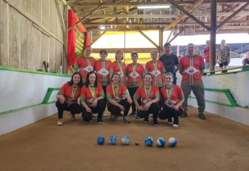 Bocha feminina de Itapiranga festejou o título dos Micros (Foto: Prefeitura/Divulgação)