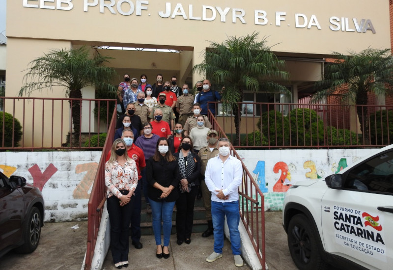 Vice-prefeito, Edenilson Zanardi, e secretária de Educação, Sisse Velozo, acompanharam o ato; atuação dos militares na Escola Professor Jaldyr Bhering Faustino da Silva inicia na próxima semana