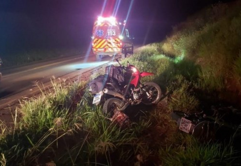 Motos foram parar fora da pista da BR 163