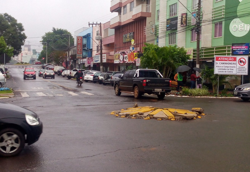 Mesmo com restrições, ruas centrais ficaram lotadas no sábado