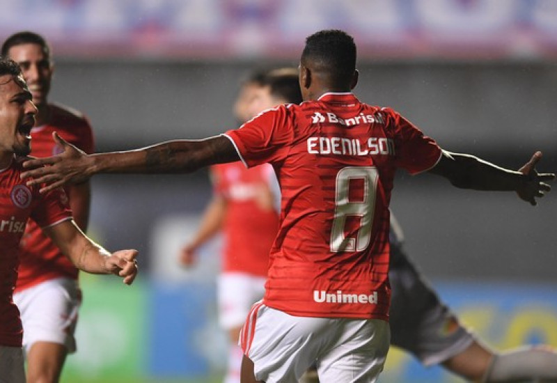 Edenilson, de pênalti, marcou o gol que deu a vitória ao Inter (Foto: Ricardo Duarte / Inter / Divulgação )