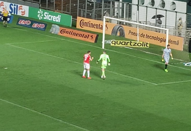 Inter desperdiçou duas cobranças com Thiago Galhardo e Uendel