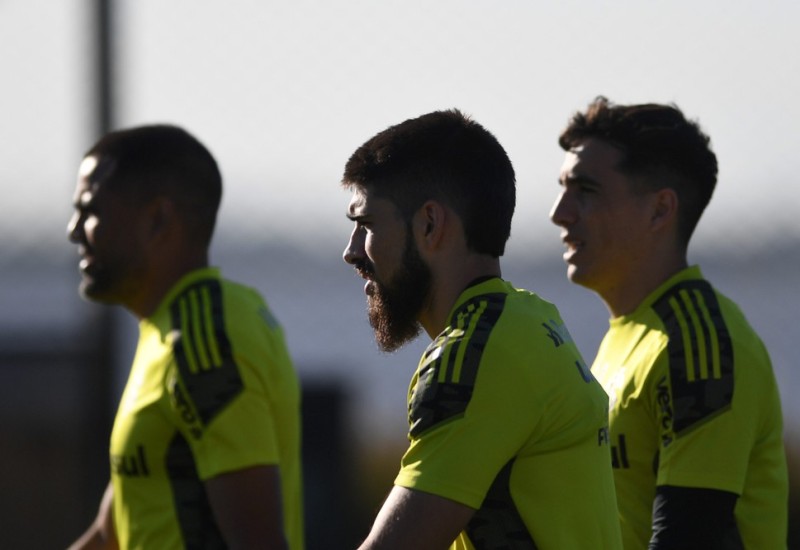 Mercado, Bruno Méndez e Saravia em treino do Inter — Foto: Ricardo Duarte/Divulgação, Inter