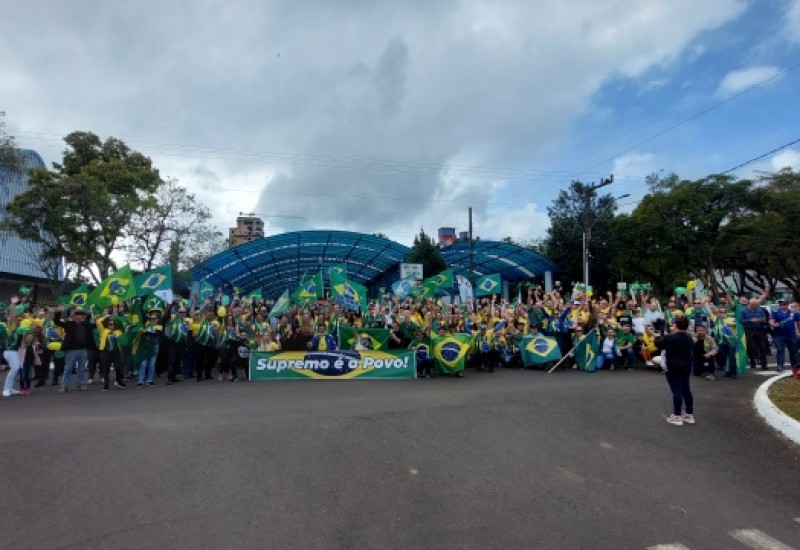 Antes da carreata, uma foto dos participantes (Foto: Marcos Lewe/103 FM)