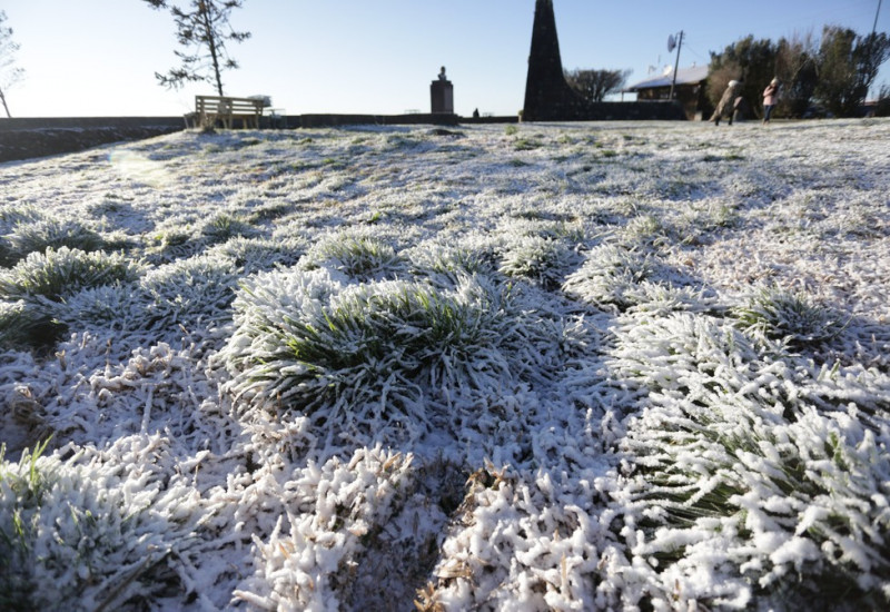 Vista da paisagem coberta pela neve na região da Serra do Rio Rastro, no sul de Santa Catarina, na manhã desta sexta-feira (21) — Foto: Guilherme Hahn/Ishoot via Estadão Conteúdo