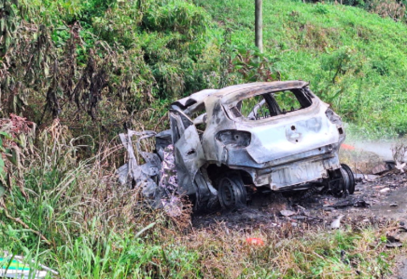 Carro pegou fogo após o acidente (Fotos: PMRv)