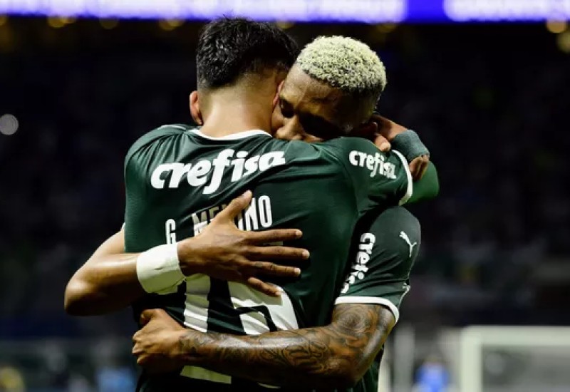 Danilo abraça Gabriel Menino, autor de gol da vitória sobre o Inter (Foto: Marcos Ribolli)