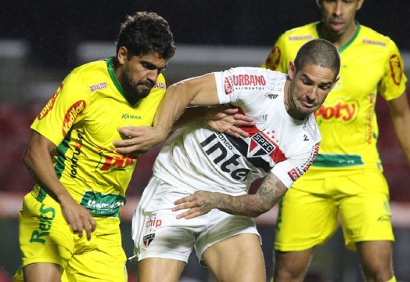 Alexandre Pato mais uma vez foi mera figura decorativa no ataque tricolor