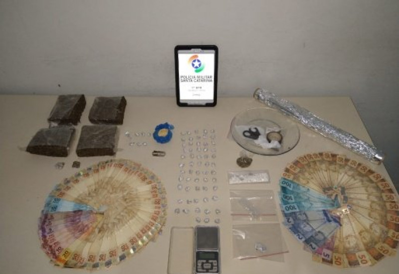 Na operação policial militar foram apreendidas maconha, crack e cocaína